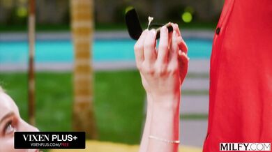 Blonďavá MILFka túži po obrovskom čiernom pére a užije si divoký sex pri bazéne na záhrade