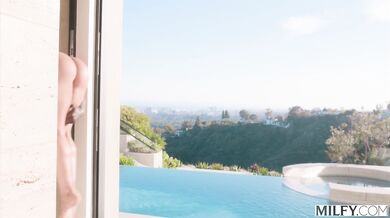 Bohatá a vnadná MILFka Sandy Love je posedlá obřím černým pérem mladého plavčíka