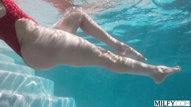 Bohatá a vnadná MILFka Sandy Love je posedlá obřím černým pérem mladého plavčíka