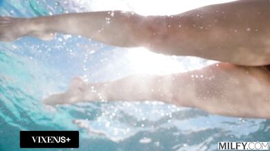 Bohatá a vnadná MILFka Sandy Love je posedlá obřím černým pérem mladého plavčíka