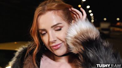 Drobná zrzka si nechala pořádně vyplnit zadeček tvrdým pérem až na doraz