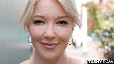 Blonďatá MILFka Laura Bentley si nechala pořádně naložit do svého drobného zadečku