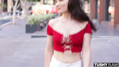 Krásna mačička si nechala poriadne roztiahnuť svoj tesný zadoček masívnym pérom