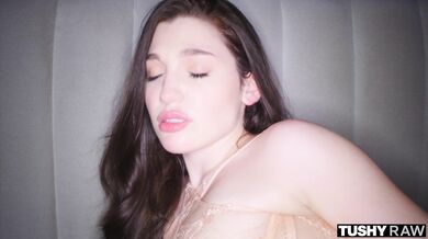 Krásna mačička si nechala poriadne roztiahnuť svoj tesný zadoček masívnym pérom