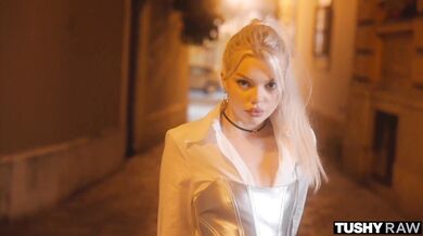 Análně zvědavá blondýnka Ashby Winter si nechala poprvé pořádně roztáhnout svůj těsný a drobný zadeček