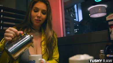 Obdařená Lena Paul touží po tvrdém análu a nenechá se prosit, aby si do zadečku pustila pořádný macek