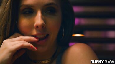 Obdařená Lena Paul touží po tvrdém análu a nenechá se prosit, aby si do zadečku pustila pořádný macek