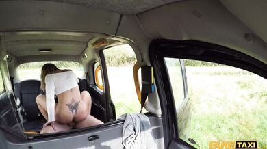 Mačička vo Fake Taxi sa tak vzrušila, že sa najskôr pocikala a potom predviedla masívny squirt