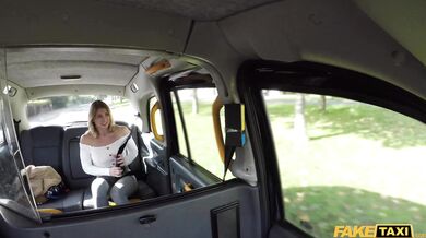 Mačička vo Fake Taxi sa tak vzrušila, že sa najskôr pocikala a potom predviedla masívny squirt