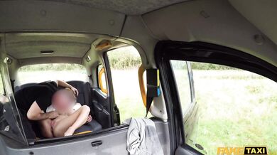 Mačička vo Fake Taxi sa tak vzrušila, že sa najskôr pocikala a potom predviedla masívny squirt