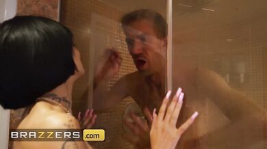 Nymfomanka Candy Scott svedla Dannyho D k nevěře jen pár hodin před jeho svatbou v tomto hříšném příběhu