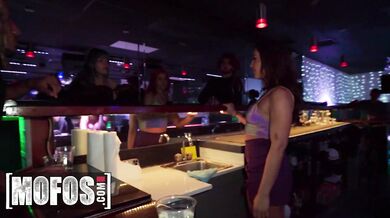 Luna Luxe se nejdříve nechala hříšně vylízat od Mandy Waters, aby ji pak v klubu pořádně ojel nadržený Derek