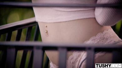 Mladá študentka sa rozhodla prvýkrát vyskúšať anál a naplno si to užíva