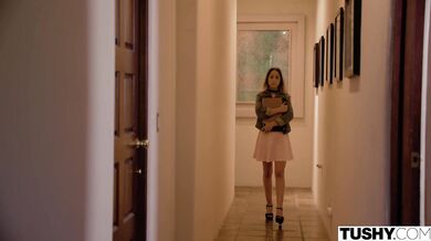 Mladá študentka sa rozhodla prvýkrát vyskúšať anál a naplno si to užíva