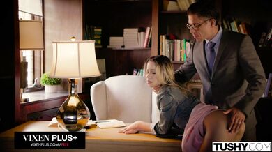 Mladá študentka sa rozhodla prvýkrát vyskúšať anál a naplno si to užíva