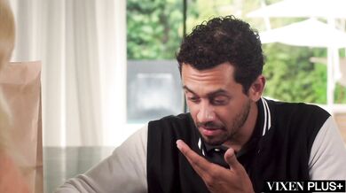 Anal Hungry MILF Savannah Bond Seduces Her Sons Friend