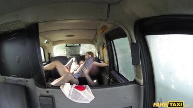 Vrazil jsem svůj velký klacek hluboko do prdele téhle zrzavé coury přímo v mém Fake Taxi