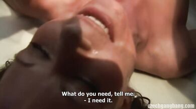 Přítel jen čumí, jak mu bandička hřebců drancuje mladou holku