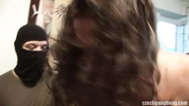 Přítel jen čumí, jak mu bandička hřebců drancuje mladou holku