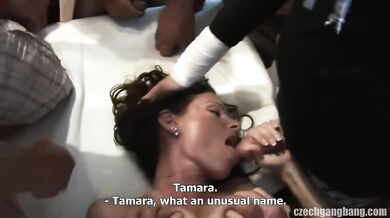 Přítel jen čumí, jak mu bandička hřebců drancuje mladou holku