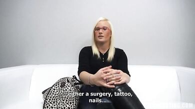 Okuliarnatá mačka sa s tým nepára a berie si každý centimeter hlboko do kundy