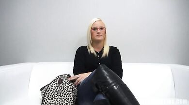 Okuliarnatá mačka sa s tým nepára a berie si každý centimeter hlboko do kundy