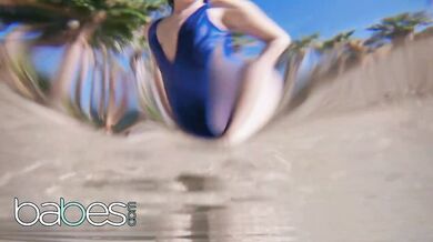 Nadržená Danni Rivers si podala kurýra a nechala si pořádně rozmrdat kundu u bazénu