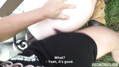 Nadržená cikánka Aleya Sun si nechala pořádně rozmrdat kundu venku na trávě