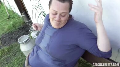 Nadržená cikánka Aleya Sun si nechala pořádně rozmrdat kundu venku na trávě