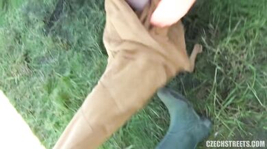 Nadržená cikánka Aleya Sun si nechala pořádně rozmrdat kundu venku na trávě