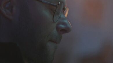 Prsatá Violet nadržane ošukala svojho bodyguarda priamo v obývačke