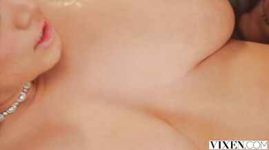 Prsatá Violet nadržane ošukala svojho bodyguarda priamo v obývačke