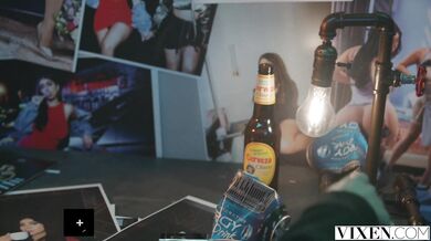 Prsatá Violet nadržane ošukala svojho bodyguarda priamo v obývačke