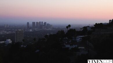 Prsatá Violet nadržane ošukala svojho bodyguarda priamo v obývačke