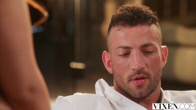 Prsatá Violet nadržane ošukala svojho bodyguarda priamo v obývačke