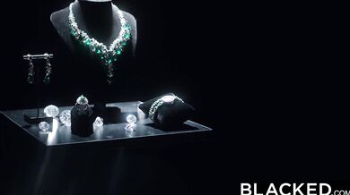 Přírodní mrdna Angel Youngs si nechala pořádně rozšukat kundu tlustým Jasonovým pérem