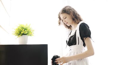 Lisa Bon As A Horny Maid