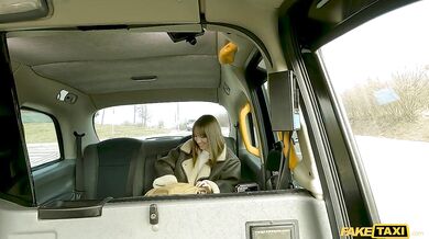 Študentka vo Fake Taxi namiesto platenia poriadne vymrdala taxikára