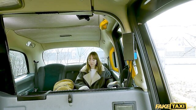 Studentka ve Fake Taxi místo placení pořádně vymrdala taxikáře