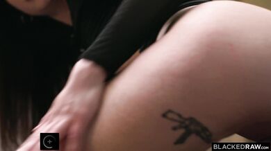 Mila Perez ako nadržaná hračka dostáva brutálne vypichané obe diery