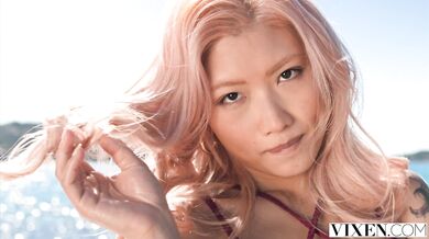 Nadržaná Dolly Orchid vyfajčila barmana a nechala si rozmrdať kundu