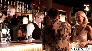 Nadržaná Dolly Orchid vyfajčila barmana a nechala si rozmrdať kundu