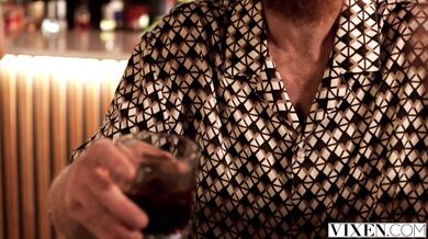 Nadržaná Dolly Orchid vyfajčila barmana a nechala si rozmrdať kundu