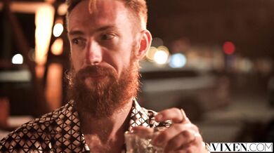 Nadržaná Dolly Orchid vyfajčila barmana a nechala si rozmrdať kundu