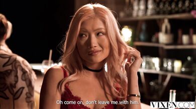 Nadržaná Dolly Orchid vyfajčila barmana a nechala si rozmrdať kundu