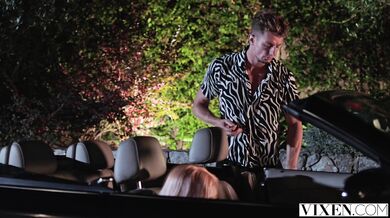 Nadržaná Dolly Orchid vyfajčila barmana a nechala si rozmrdať kundu