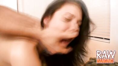 Ricki s obrovským zadkom si nechala vystriekať dierku a potom zhltla náklad