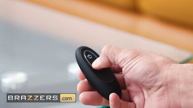 Mick našiel ovládač a poriadne Nichole vytrestal v zadku