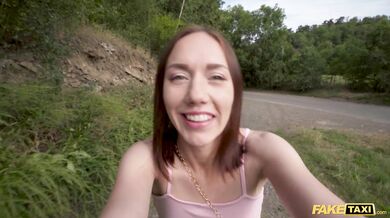 Stratená a osamelá kráska si musela jazdu taxíkom odpykať mrdaním