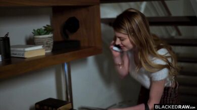 Blonďavá kráska Bunny si nechala poriadne roztiahnuť kundu obřím BBC